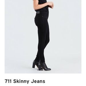 Black Levi’s 711 Skinny Jeans, size 34